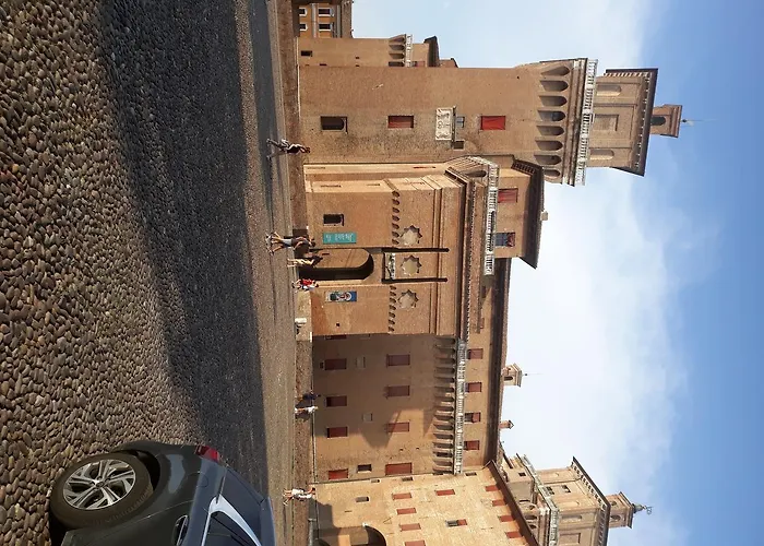 Adelphi & Breakfast فيرّارا