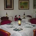 לינה וארוחת בוקר Adelphi & Breakfast