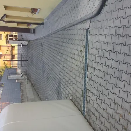 Adelphi & Breakfast פררה