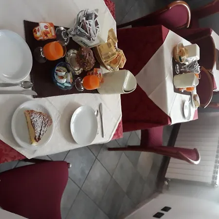 לינה וארוחת בוקר Adelphi & Breakfast 3*