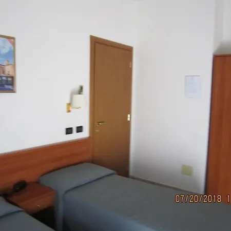 Adelphi & Breakfast לינה וארוחת בוקר פררה